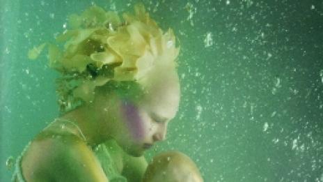 Под водата. Една морска нимфа в обектива на Vogue