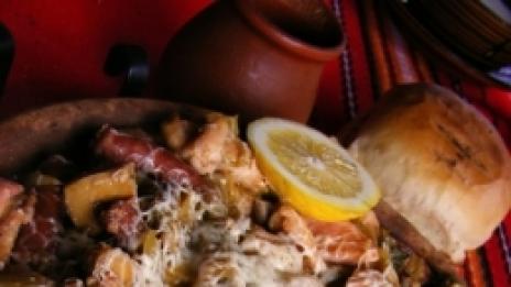 Ястие с месо, зеленчуци и топено сирене