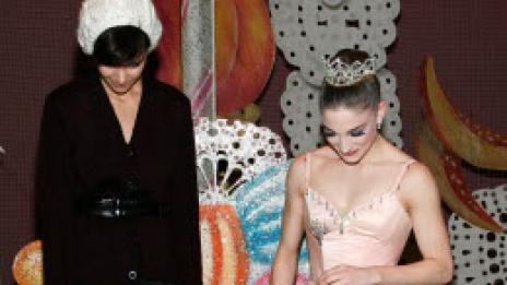 Сури Круз ходи с токчета, но още пие с биберон