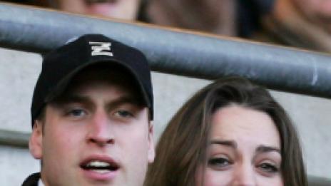 Кралска сватба. Принц Уилям минава под венчилото