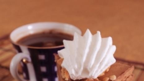 Сладкиш с карамел и кафе