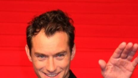 Суетата няма пол. Джуд Лоу пръска хиляди за подмладяване