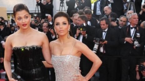 Много чар и малко бедствие на червения килим на Кан