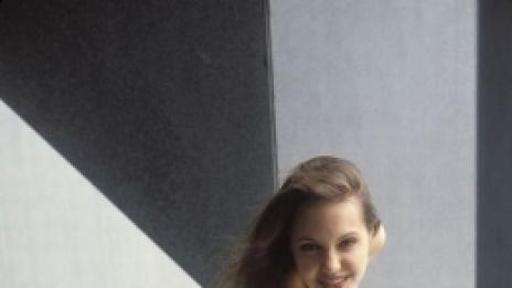 Редки снимки на Анджелина Джоли: от бебе до звезда