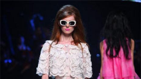 Джон Галиано и Dior ни връщат в Париж от 60-те