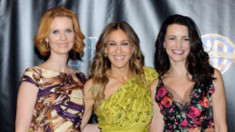 Сара Джесика Паркър в едно легло с колежките си