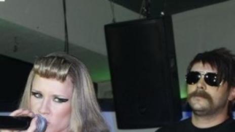 Не мрънкайте! Ъпсурт са тук