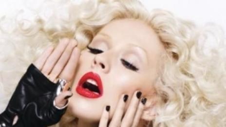 Кристина Агилера получава алергии от латекса, но си го носи пък