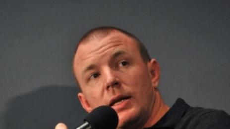 Хванаха Гай Ричи по пижама с манекенка