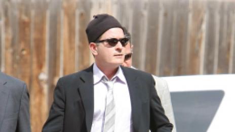 Мистериозно. Колите на Чарли Шийн - в пропаст