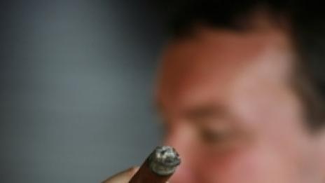 Цигарите разделят хората: здрави или в компания на пушачи