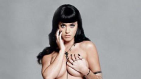 Кейти Пери е гола, a морето й е до колене