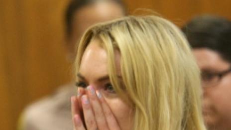 Линдзи реве, та се къса. Влиза в затвора