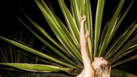 Семейна гордост. Щерката на Кийт Ричардс трупа слава с голота