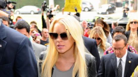 Линдзи потегли към затвора