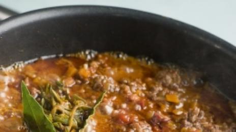 Телешко рагу с шоколадов сос