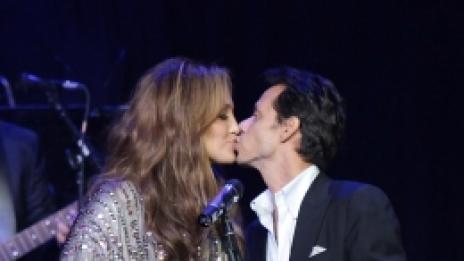 Дженифър Лопес носи панталоните у дома