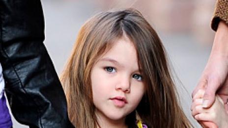 Сури вече сама си преправя дрехите