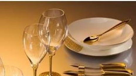 Маса, обсипана в златна елегантност