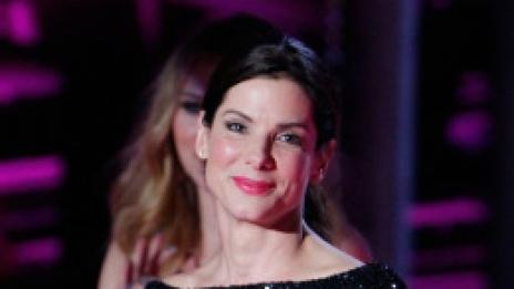 Сандра Бълок – без мъж, но вече с детенце