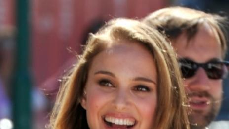 Черният лебед Натали Портман откри кинофестивала във Венеция