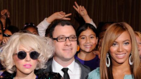 Лейди Гага подари камшик с диаманти на Бионсе