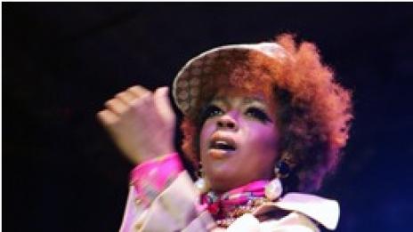 Лорин Хил остави хората да я чакат 3 часа. Лакирала си ноктите