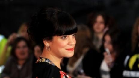 Лили Алън чака момче