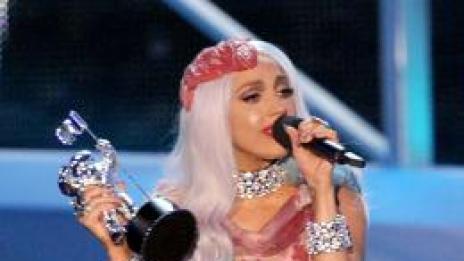 Анджелина аплодират, Гага я оплюват