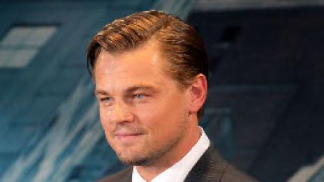 Лео отмята ангажименти: първо костенурка, после брак