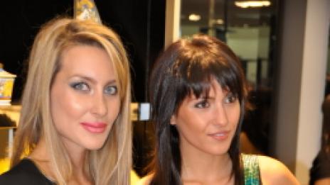 Две Миски във Versace