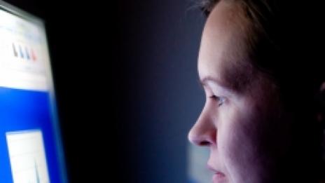 Използването на компютър вечер нарушава съня