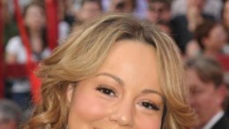 Марая Кери тупна по дупе на сцената