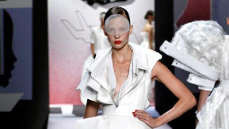 Бяла сватба. Viktor & Rolf за лято 2011