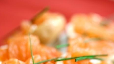 Рулца със сьомга и сирене фета