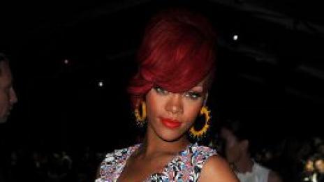 Риана мина под чадъра на Джей-Зи