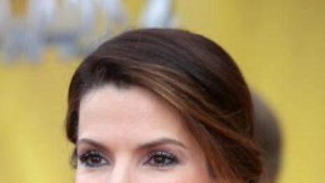 Сандра Бълок преживя изневярата, хваща се на работа