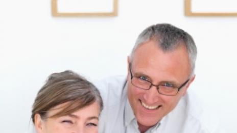 С възрастта жените стават по-сърдити, а мъжете - по-щастливи