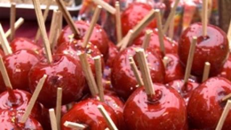 Хелоуински захаросани ябълки