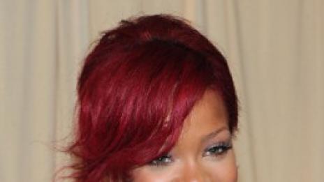 Риана издава книга, мести се в Лондон