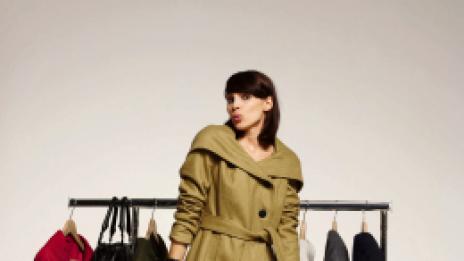 Мода на мига: пола-трапец и палто като прегръдка