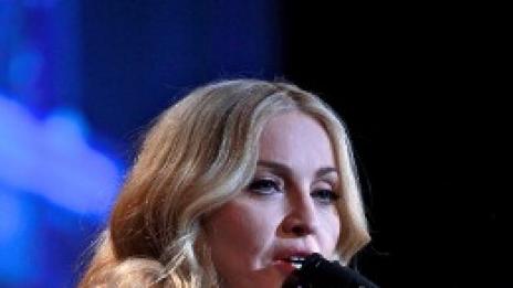 Чар или бедствие: Мадона дава модна награда, но дали е модна?