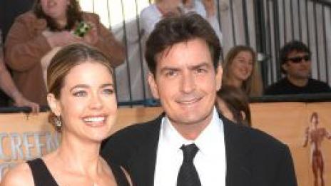 Чарли Шийн съди порно-актриса, жена му го прибра