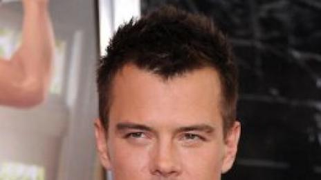 Пакостник. Отмениха полет заради  Джош Дюамел