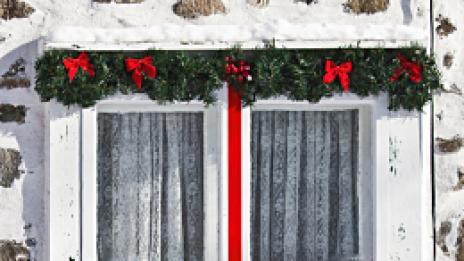 Коледна украса на прозореца