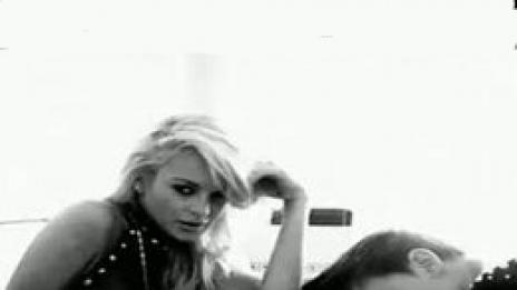 Линдзи Лоън гола и провокативна в ново видео