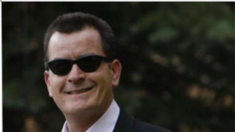 Чарли Шийн пак хукна по партита