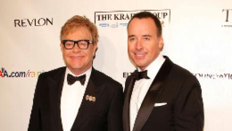 Бебето на Елтън Джон живее „само“