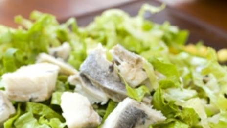 Зелена салата с риба и синьо сирене