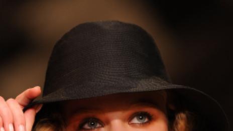 Устни с цвят на слива